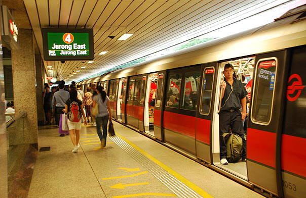 Bản đồ tàu điện ngầm Singapore 2019
Hãy tìm hiểu bản đồ tàu điện ngầm Singapore 2019 để dễ dàng đi đến các điểm du lịch nổi tiếng như Merlion, phố cổ Little India hay quảng trường Marina Bay. Hệ thống tàu điện ngầm MRT Singapore đã được cải tiến và nâng cấp để mang đến cho du khách một trải nghiệm đi lại hoàn hảo nhất.