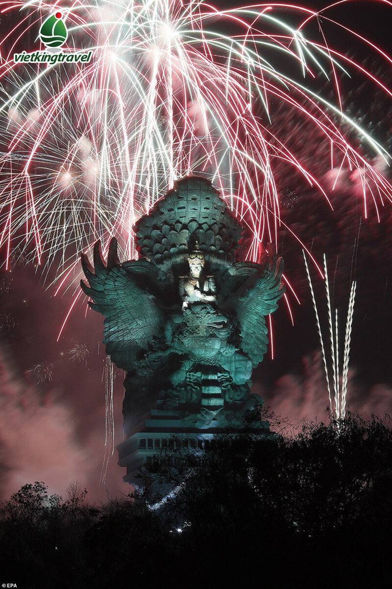 Hình ảnh lễ hội pháo hoa ở công viên văn hóa Garuda Wisnu Kencana trên hòn đảo Bali, Indonesia.