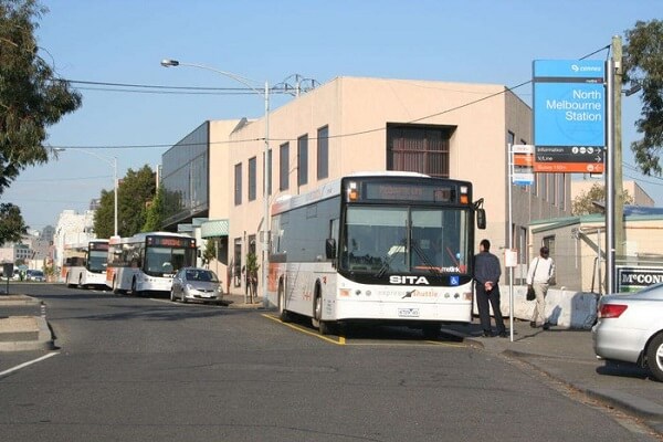 Xe buýt là một trong những phương tiện đi lại chủ yếu của du khách 