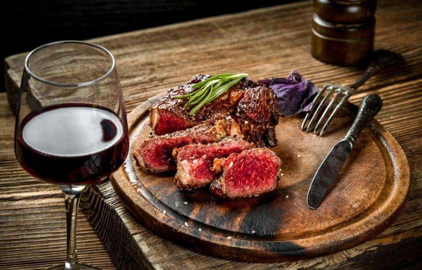 Thịt bò và rượu vang là những đặc sản nổi tiếng ở Úc