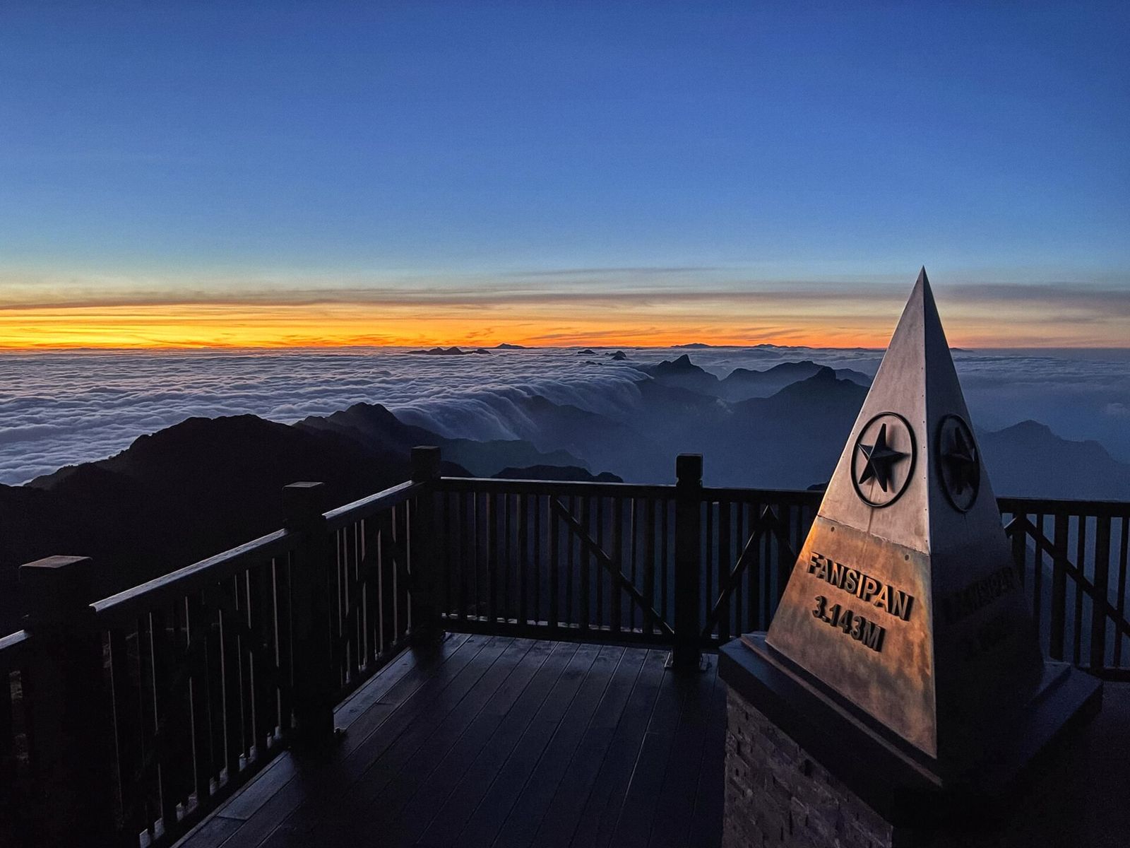 Đỉnh Fansipan 3.147,3 m, nơi đoạn xuống dốc thử thách đôi chân người trekking