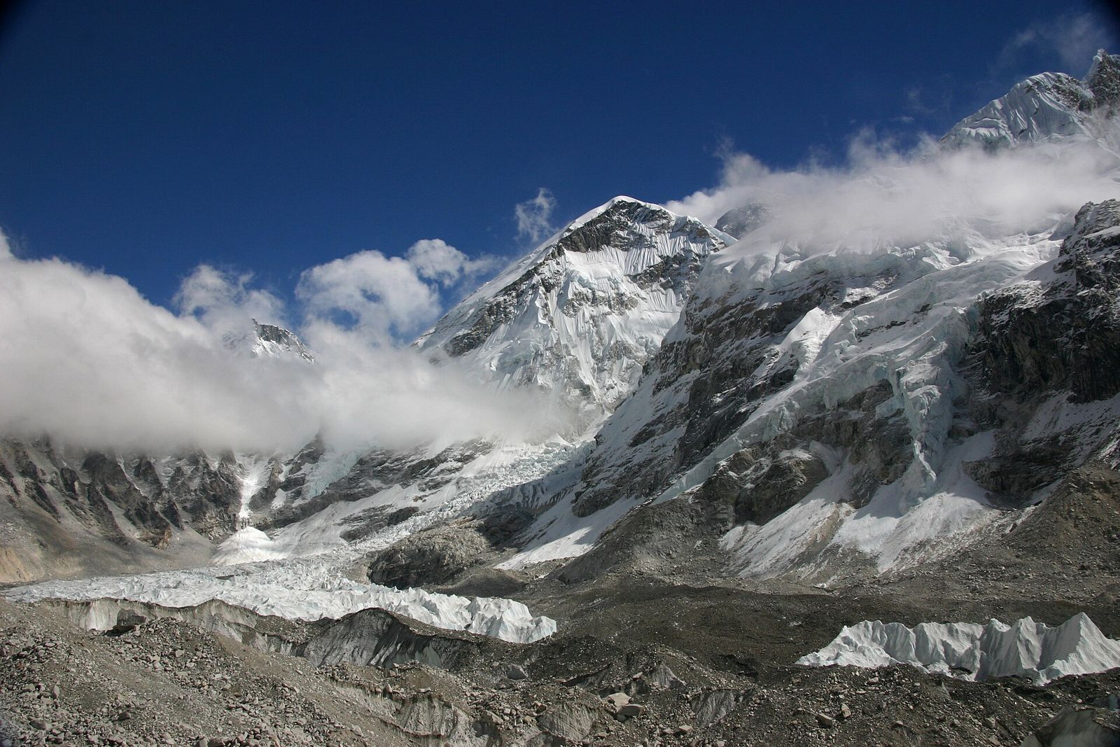 Đường mòn vùng Khumbu trên tuyến Everest Base Camp, nơi những tuần chuẩn bị được thử thật