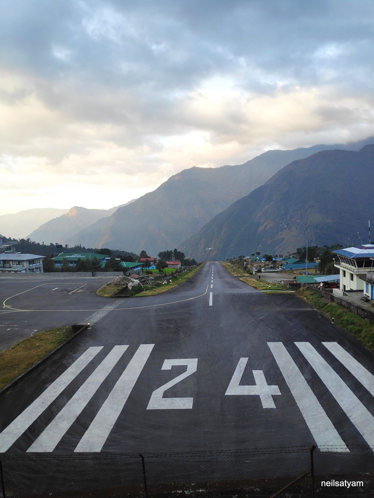 Đường băng sân bay Lukla, nơi chuyến bay hay hoãn vì thời tiết