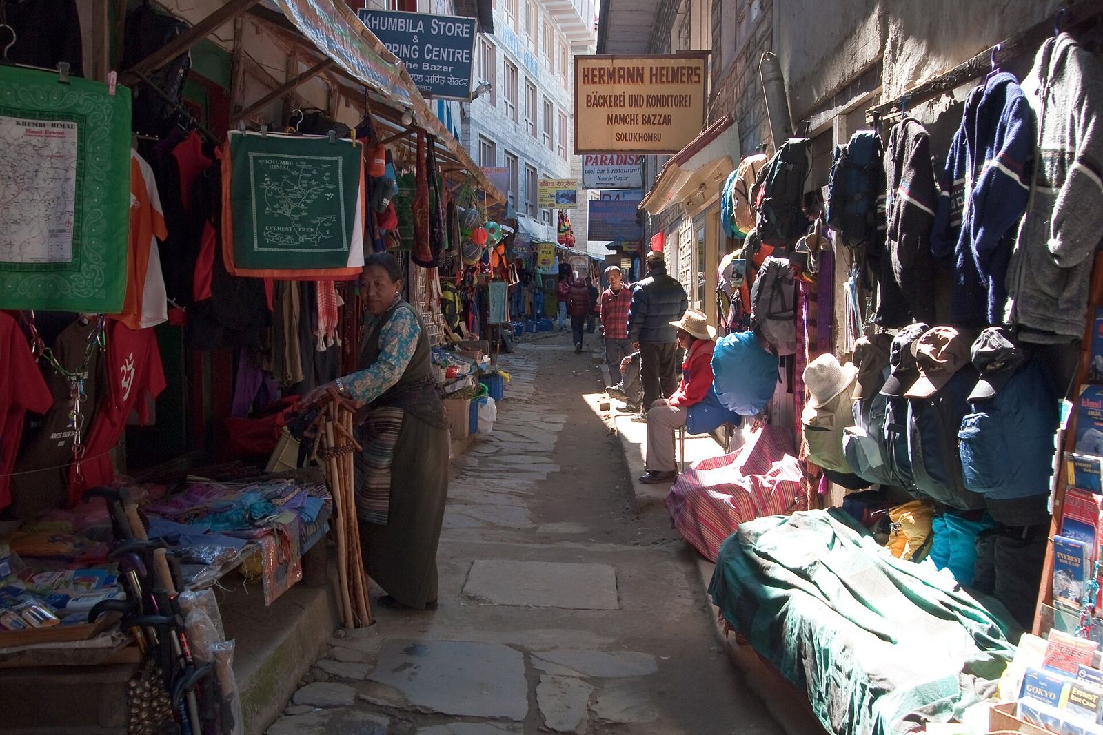 Namche Bazaar 3.440 m, nơi đoàn trekking EBC thường dừng một ngày để thích nghi độ cao