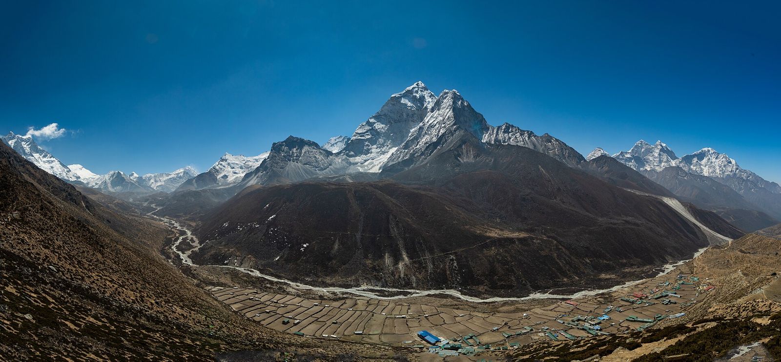 Làng Dingboche 4.410 m trên tuyến EBC, nơi đoàn trekking thường có thêm ngày thích nghi