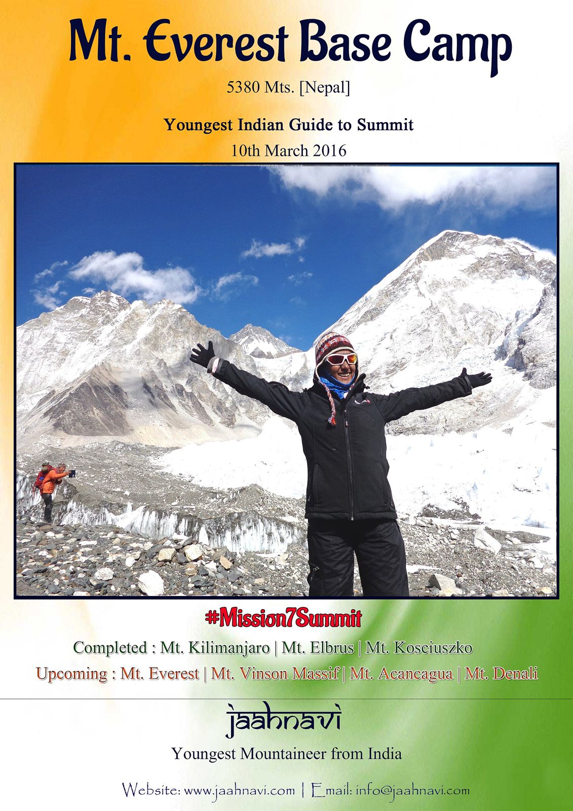 Một đoàn trekker đi cùng nhau trên thung lũng Khumbu