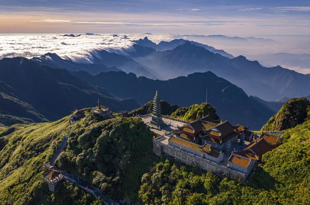 Đỉnh Fansipan 3.147,3 m, độ cao lớn nhất mà người trekking có thể đạt được ở Việt Nam