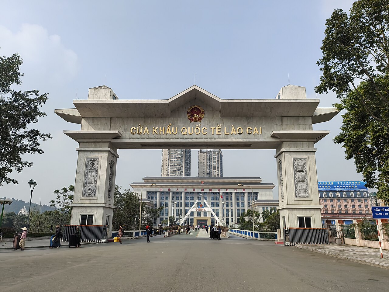 Cửa khẩu Hà Khẩu nhìn từ cửa khẩu quốc tế Lào Cai, nơi đoàn làm thủ tục nhập cảnh