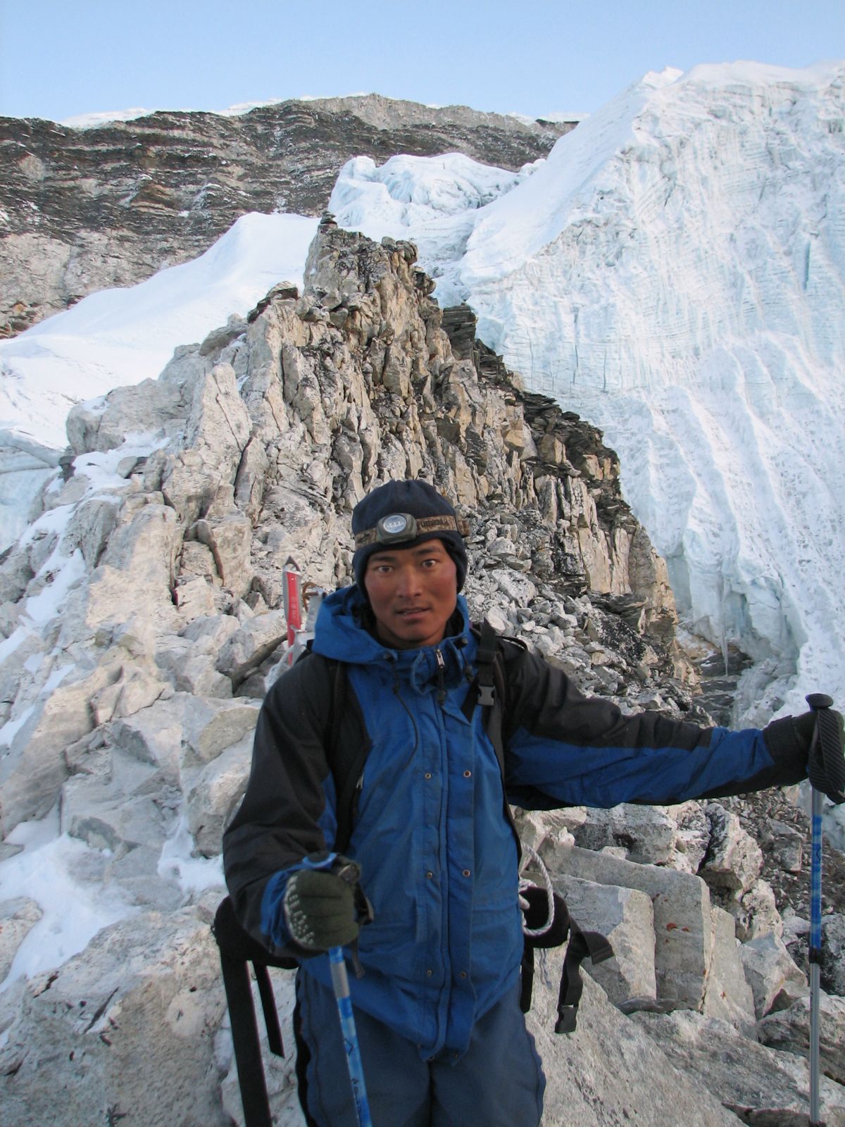 Hướng dẫn viên trên đường mòn vùng Khumbu, nơi quyết định đi tiếp hay dừng quan trọng hơn chọn đường