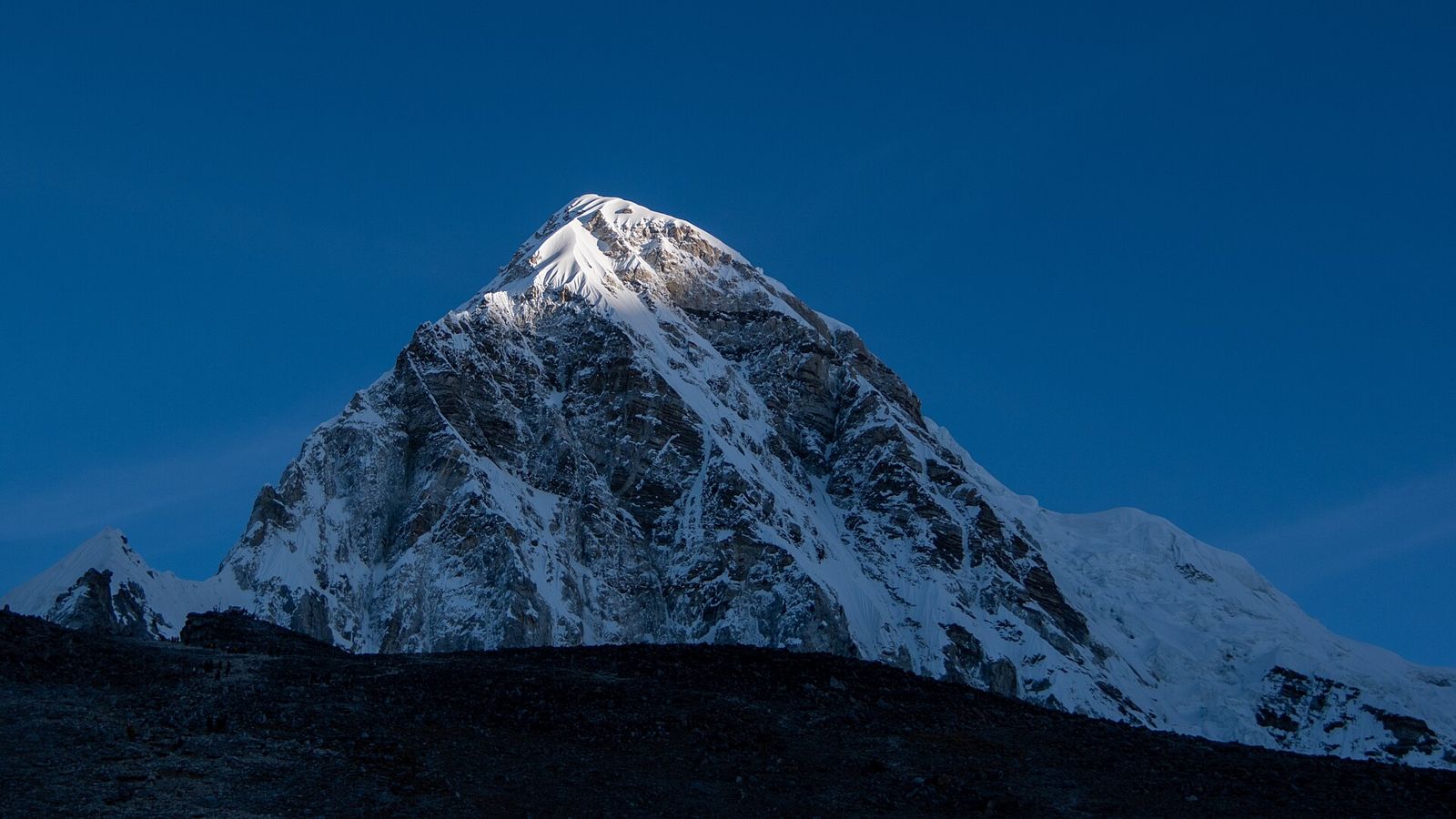 Bình minh trên Kala Patthar, buổi sáng người đi EBC thường khởi hành từ rất sớm