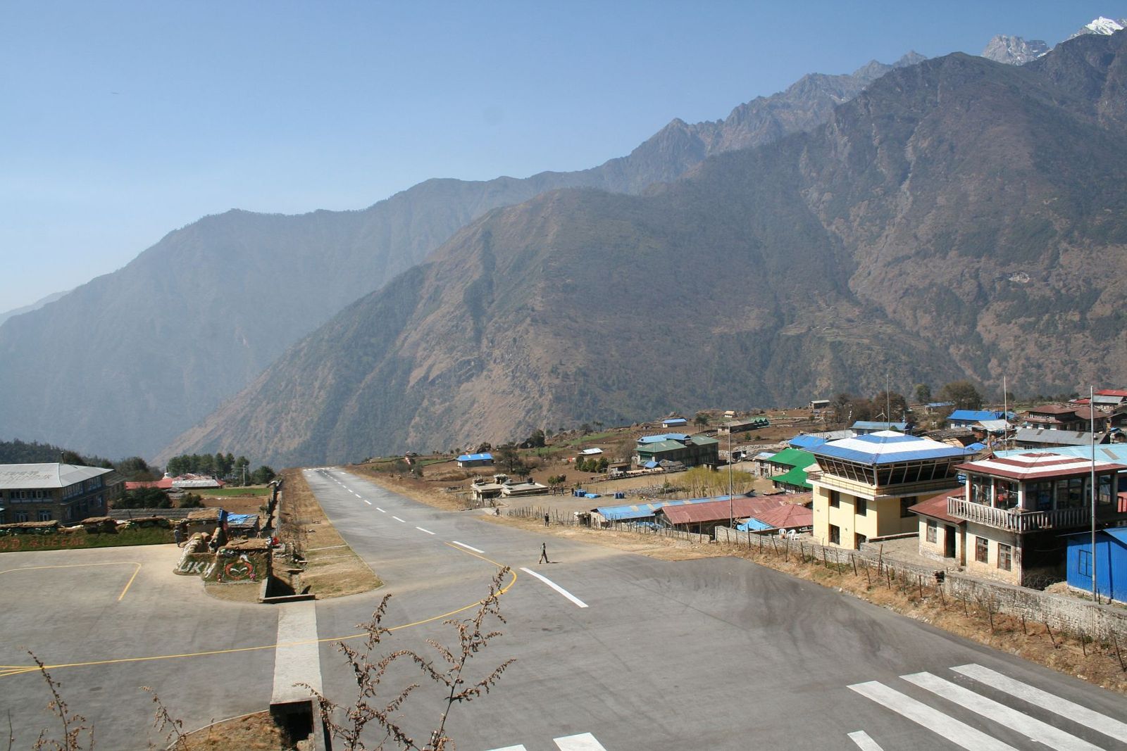 Sân bay Lukla 2.846 m, nơi các chuyến bay hay hoãn vì thời tiết