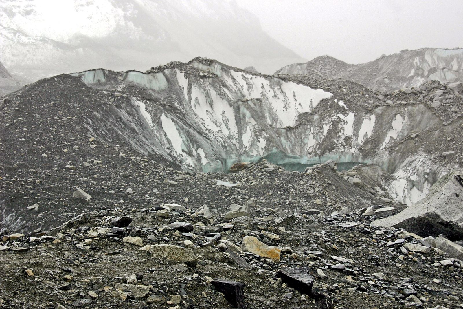 Đường mòn trên tuyến Everest Base Camp qua thung lũng Khumbu, cung trekking nước ngoài quen thuộc của người Việt