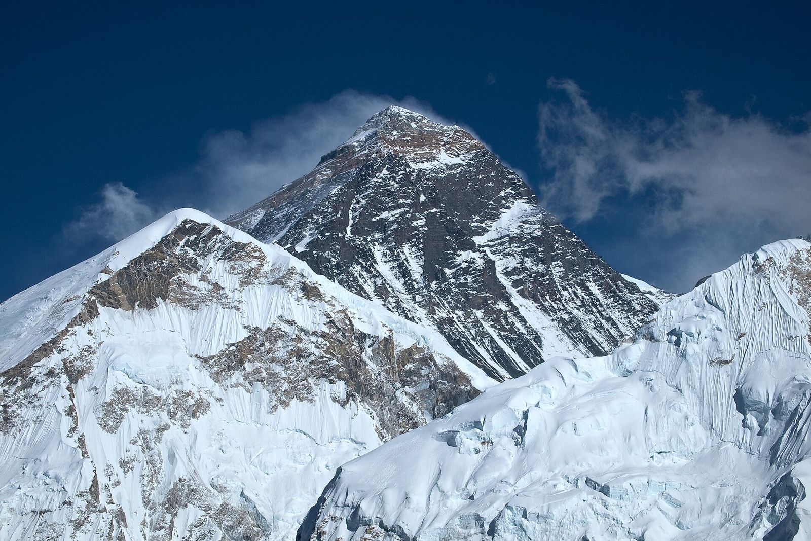 Everest nhìn từ Kala Patthar, cảnh khiến nhiều người trekking Việt đặt EBC làm cột mốc tiếp theo
