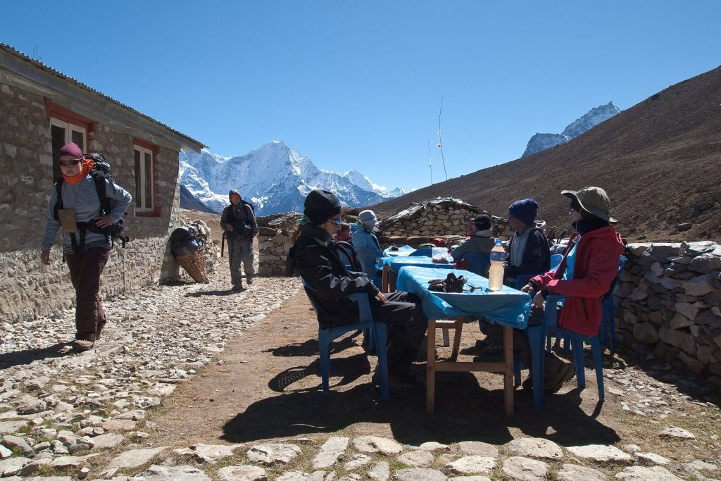 Người đi trekking nghỉ ở tea house trên tuyến Himalaya, nơi cần để ý dấu hiệu say độ cao