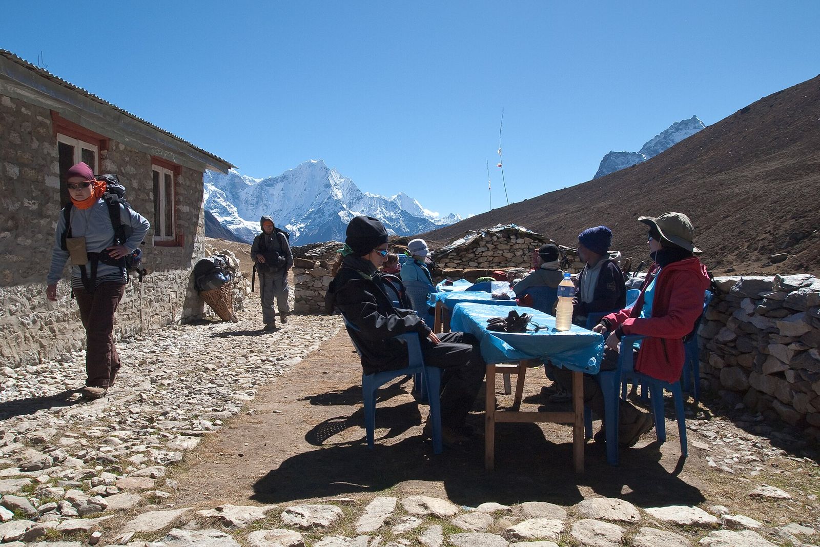 Người đi trekking nghỉ ở tea house trên tuyến Himalaya, nơi cần để ý dấu hiệu say độ cao