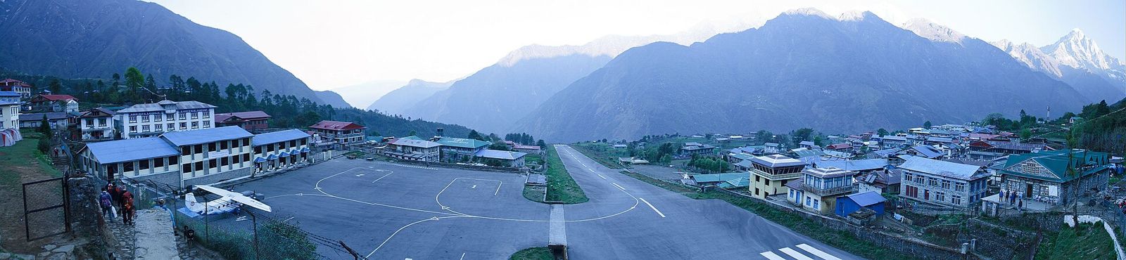 Làng Lukla ở độ cao 2.846 m, điểm bắt đầu tuyến EBC