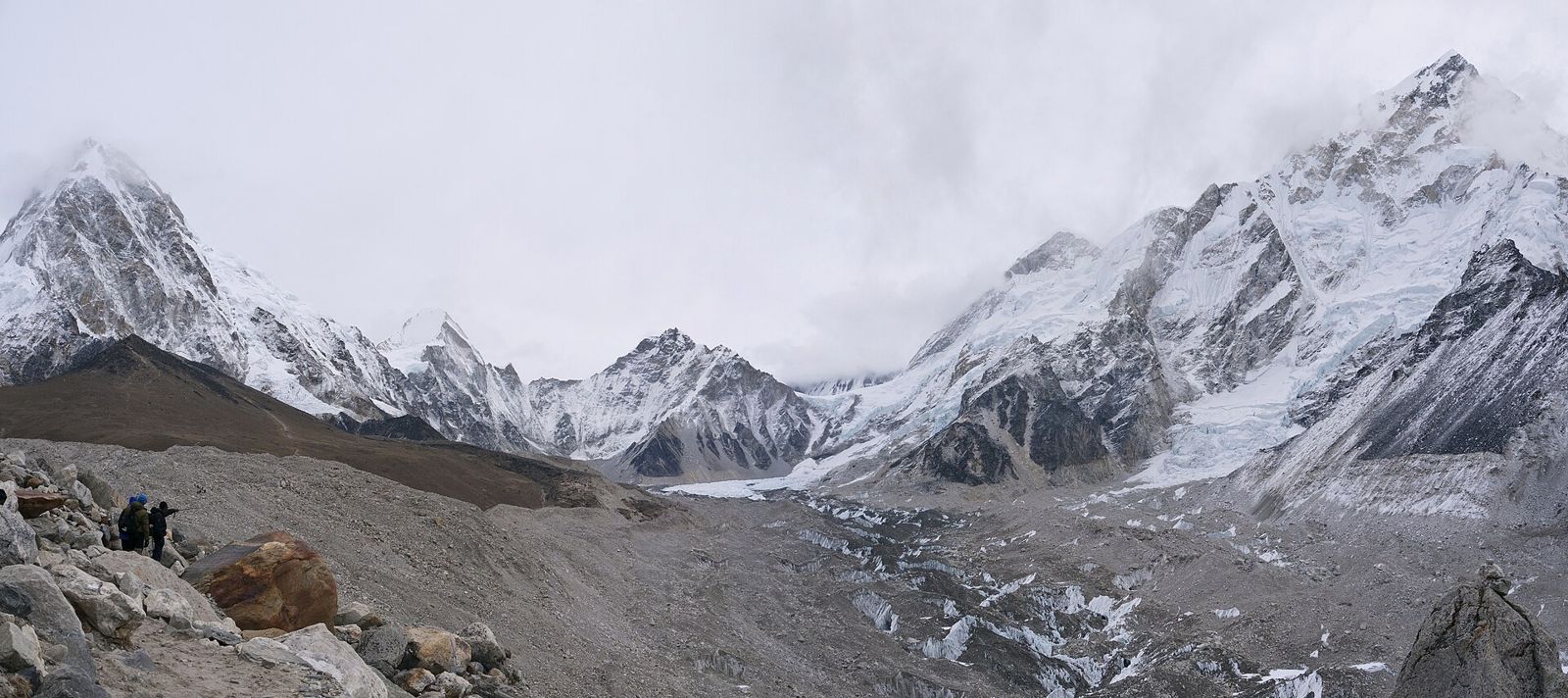 Khu vực Everest Base Camp 5.364 m bên sông băng Khumbu