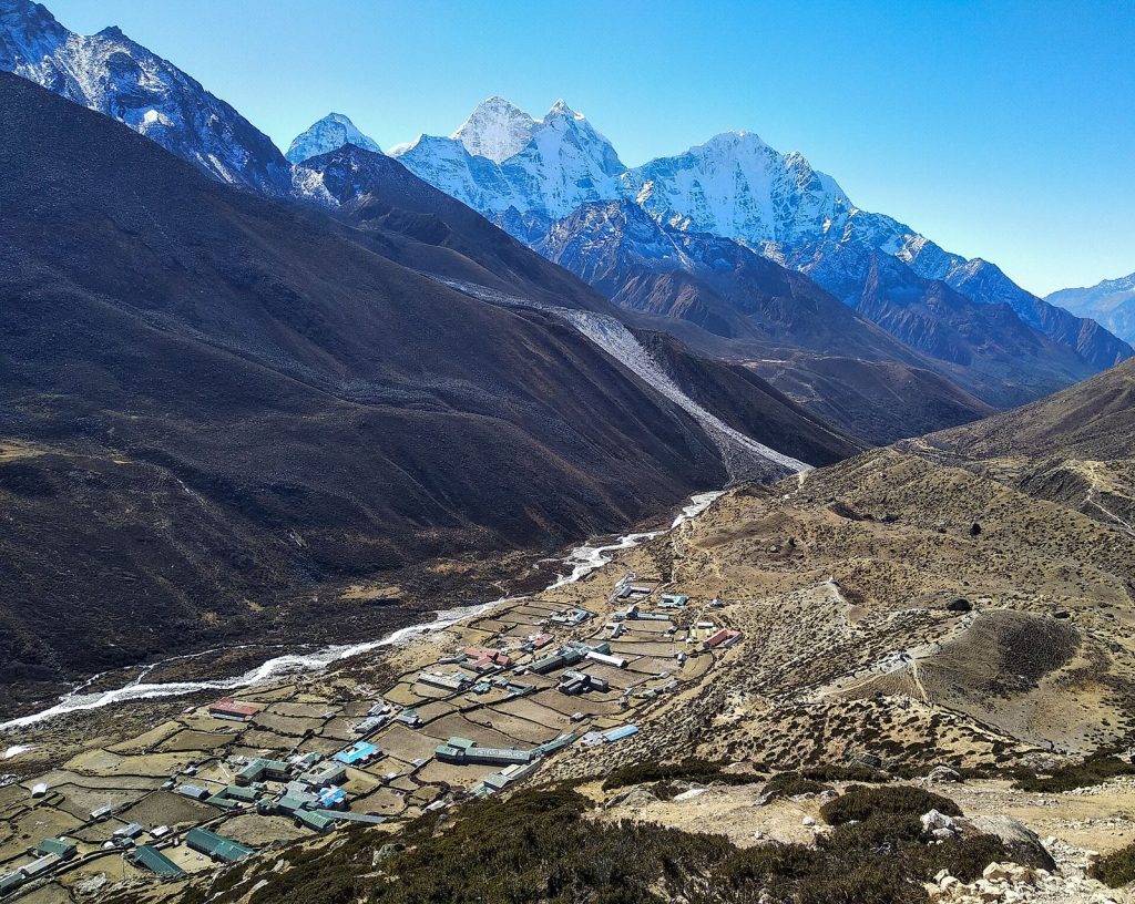 Làng Dingboche ở độ cao 4.410 m, nơi nhiều người lần đầu ngủ trên 4.000 m