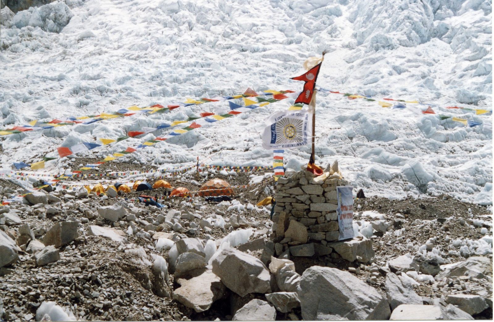 Everest Base Camp 5.364 m, đích đến sau nhiều ngày leo dốc trên tuyến Khumbu