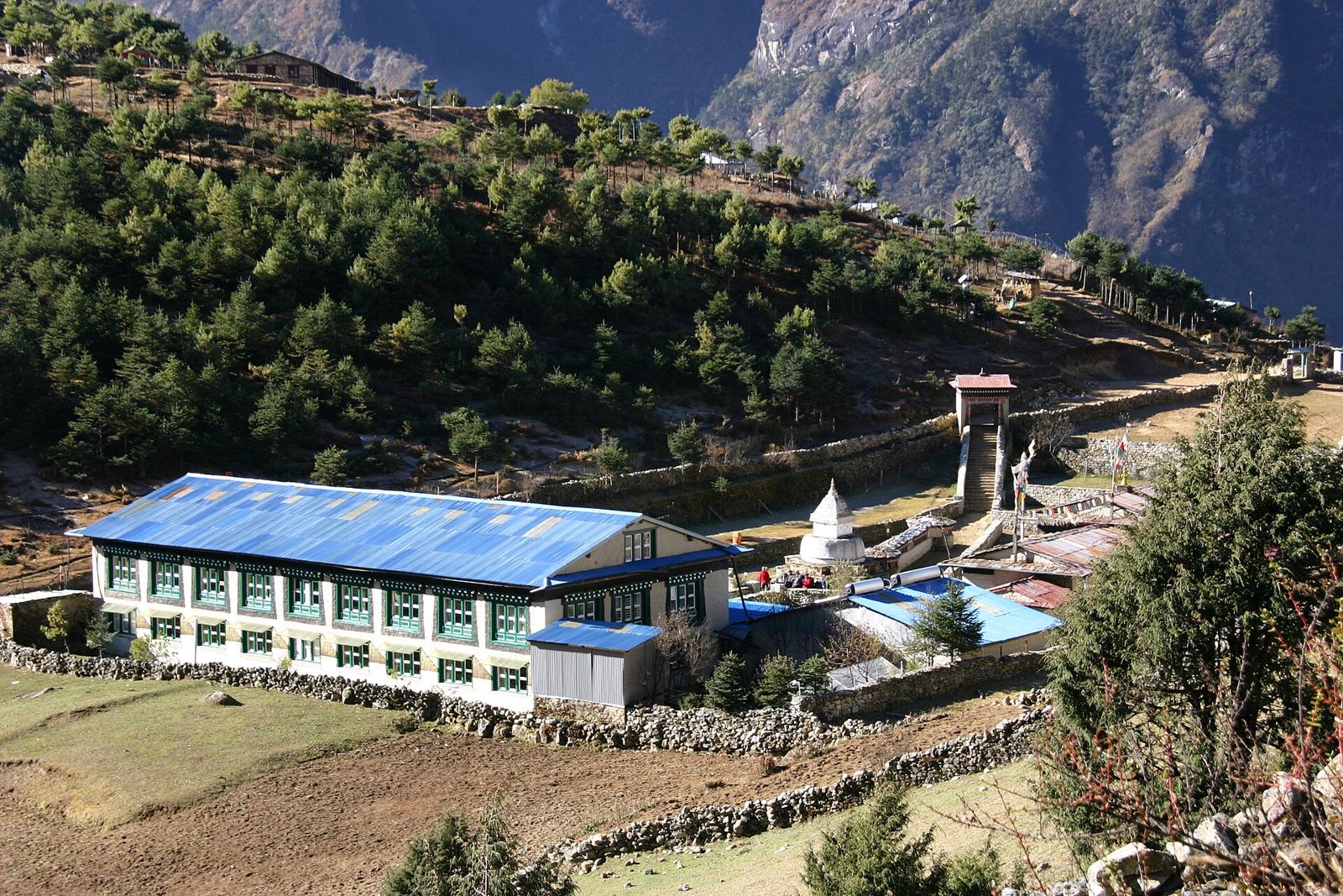 Namche Bazaar 3.440 m, điểm dừng thích nghi quen thuộc của những ngày đầu trên tuyến
