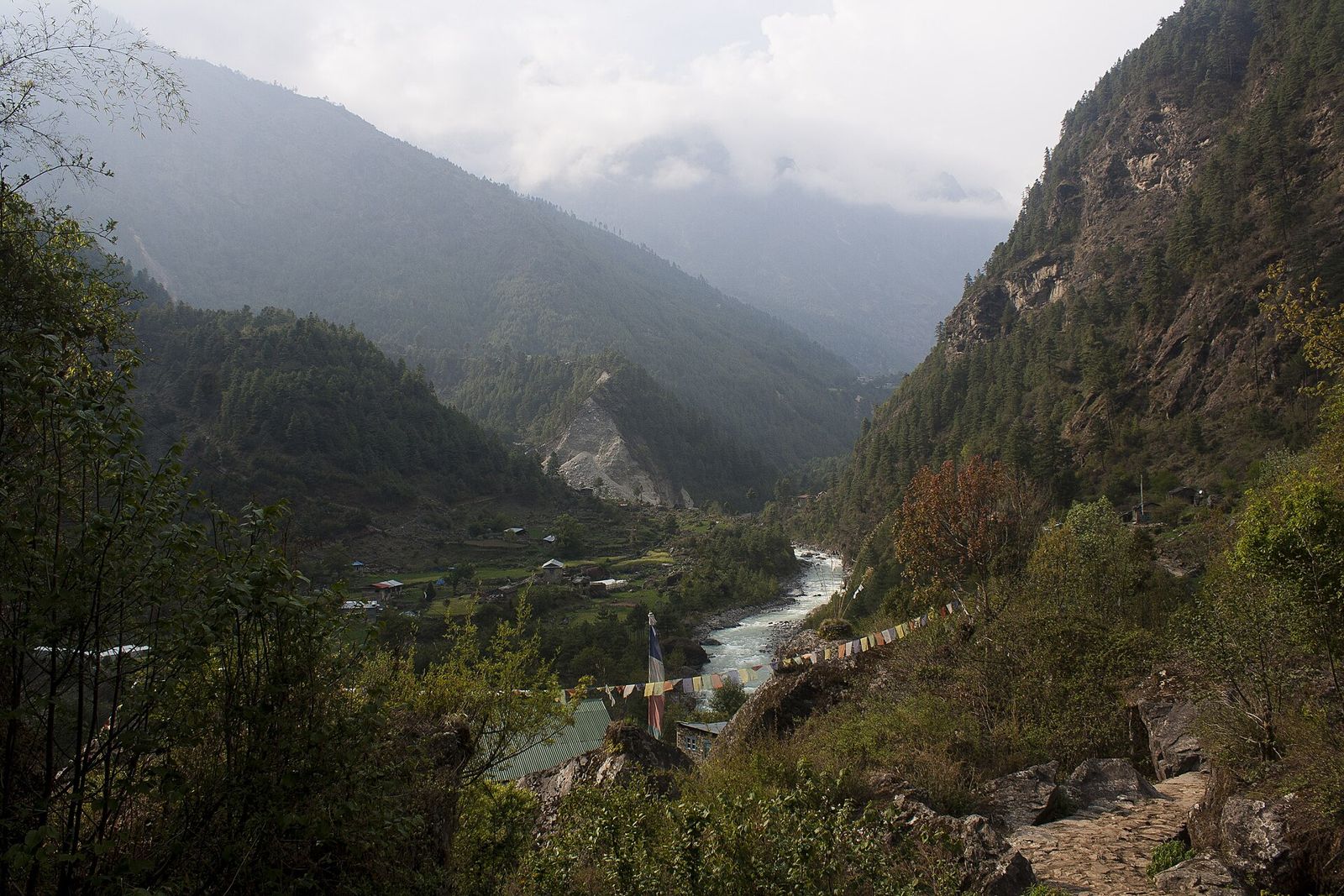 Đoạn dốc lên Namche Bazaar, nơi nhịp thở đều giúp giữ sức