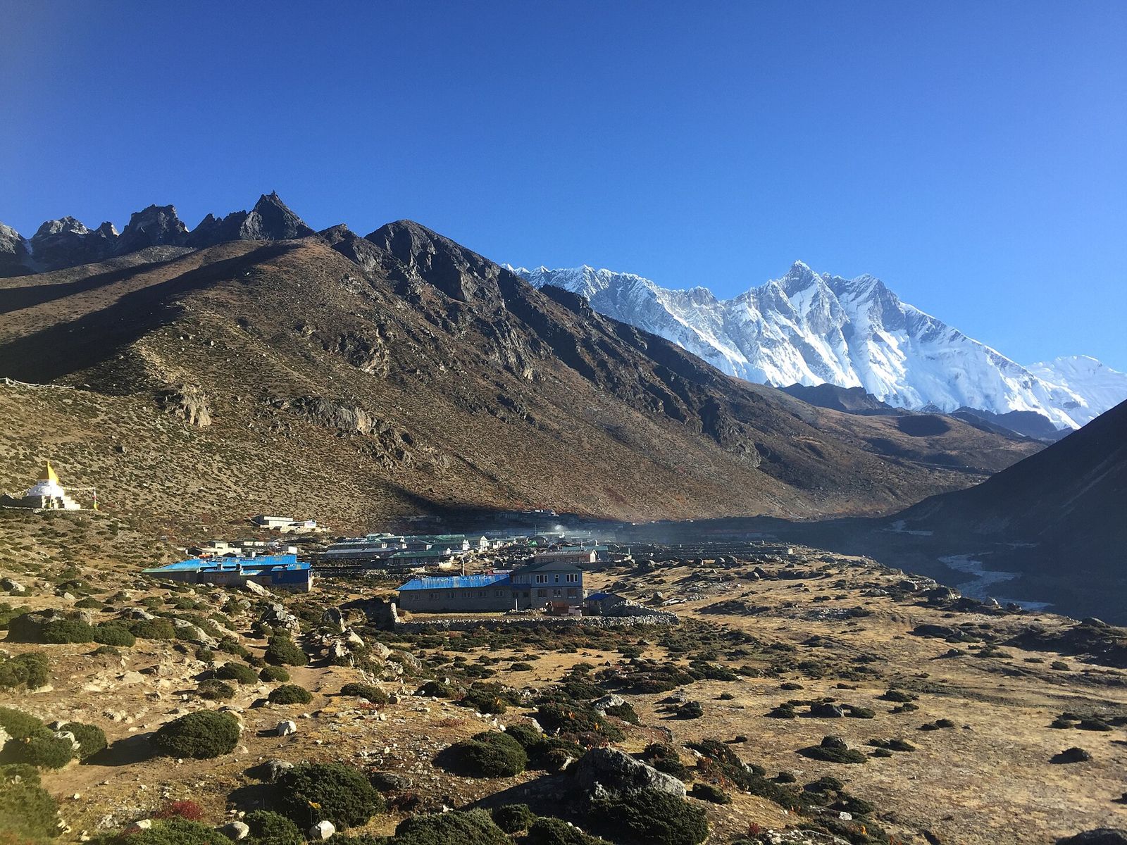 Làng Dingboche 4.410 m, nơi đoàn EBC nghỉ thích nghi thay vì dựa vào tập thở