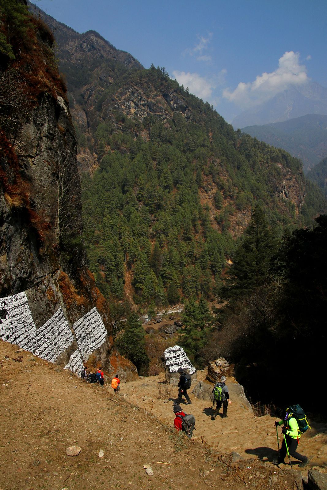 Bậc đá lên Namche Bazaar, nơi những buổi tập cầu thang ở Hà Nội phát huy tác dụng