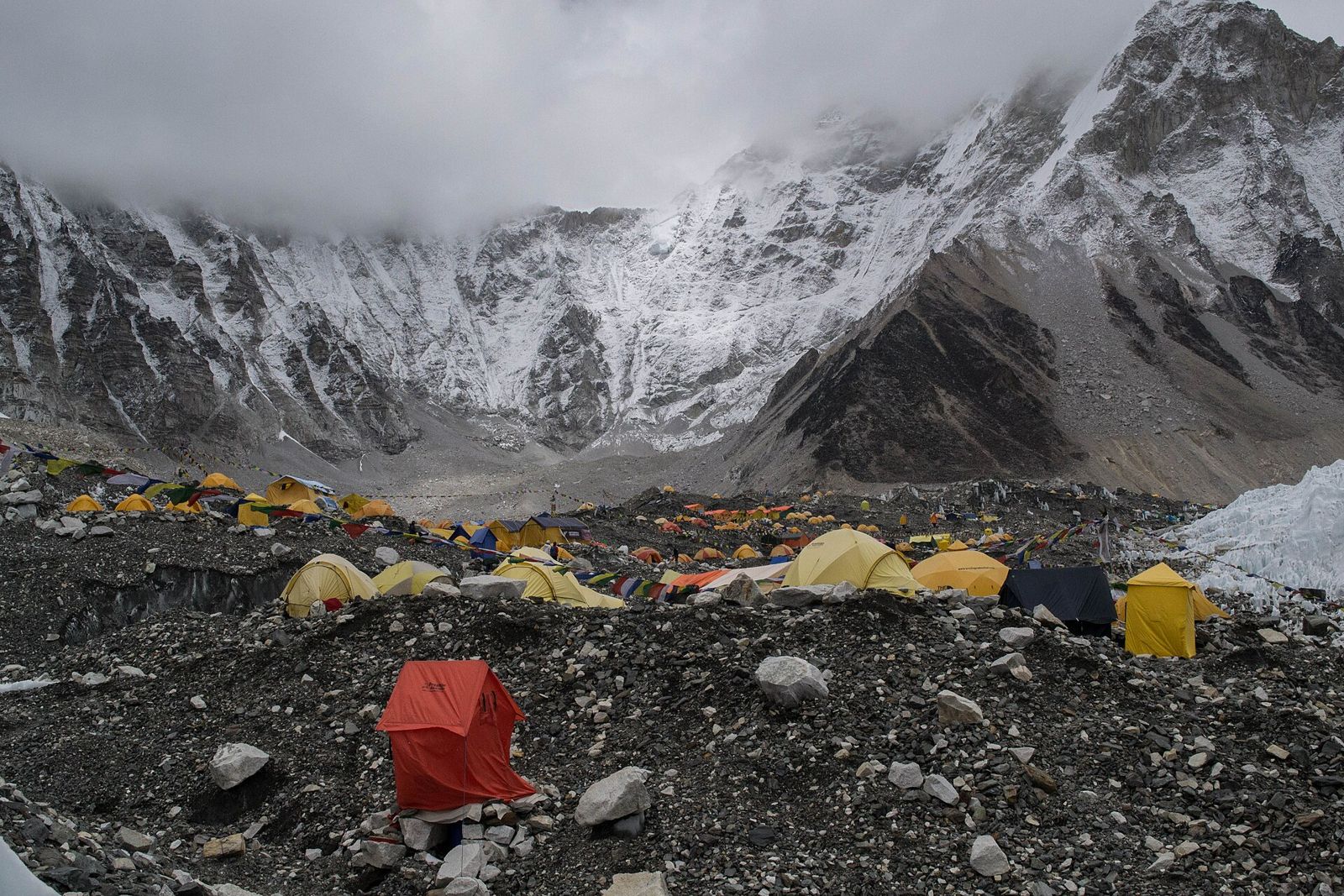 Khu vực Everest Base Camp 5.364 m, nơi các đoàn thường tới rồi quay về Gorak Shep