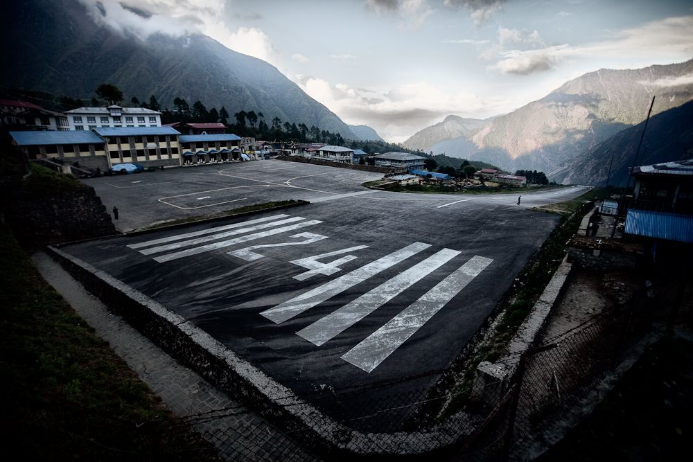 Sân bay Lukla ở độ cao 2.846 m, điểm hạ cánh đầu tiên của tuyến EBC