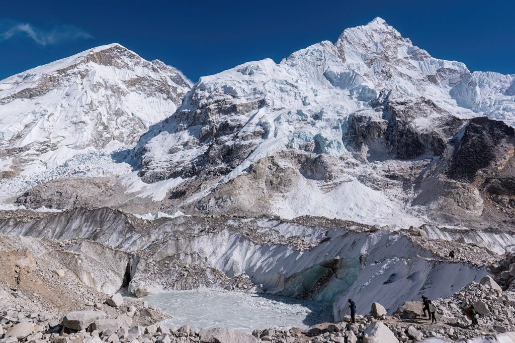 Everest Base Camp 5.364 m phía Nepal, đích đến của nhiều tour trekking nước ngoài đầu tiên