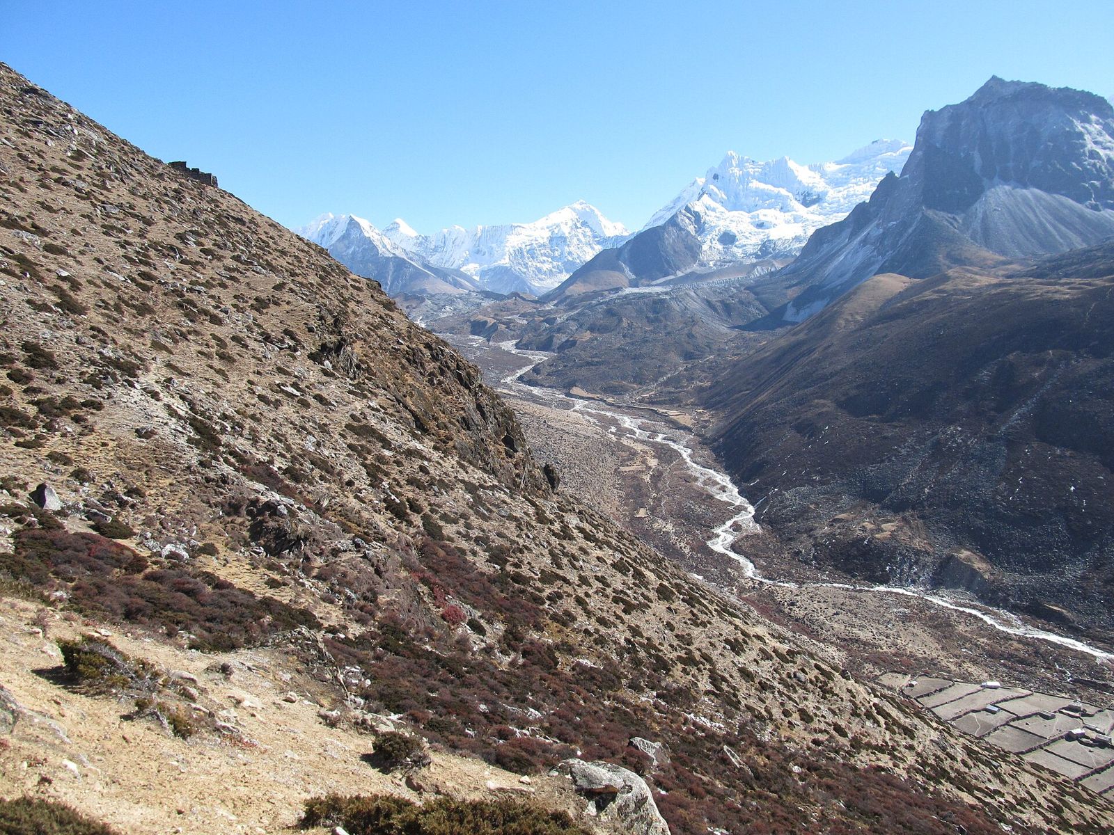Đường mòn tuyến Everest Base Camp, nơi mỗi sáng lại đi tiếp với đôi chân còn mỏi