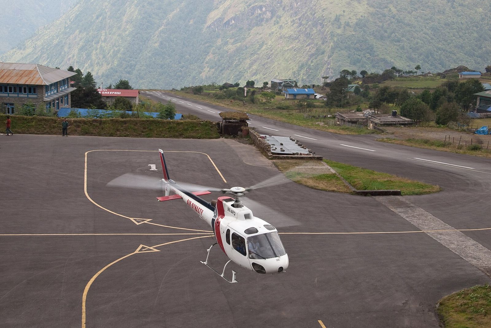 Sân bay Lukla 2.846 m, gần bằng độ cao đỉnh Lảo Thẩn