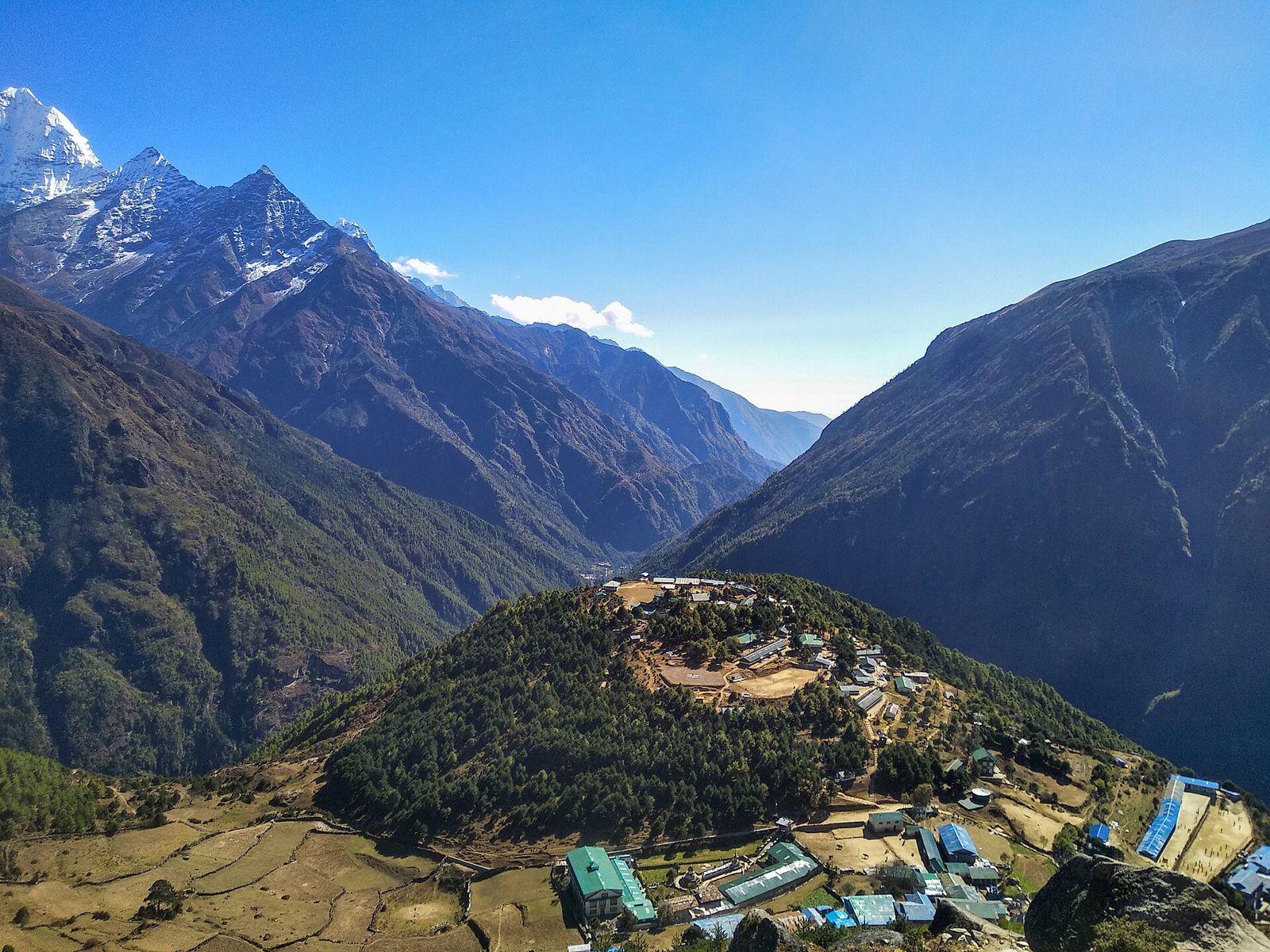 Đoạn đường lên Namche Bazaar trên tuyến EBC với nhiều dốc lên xuống liên tục