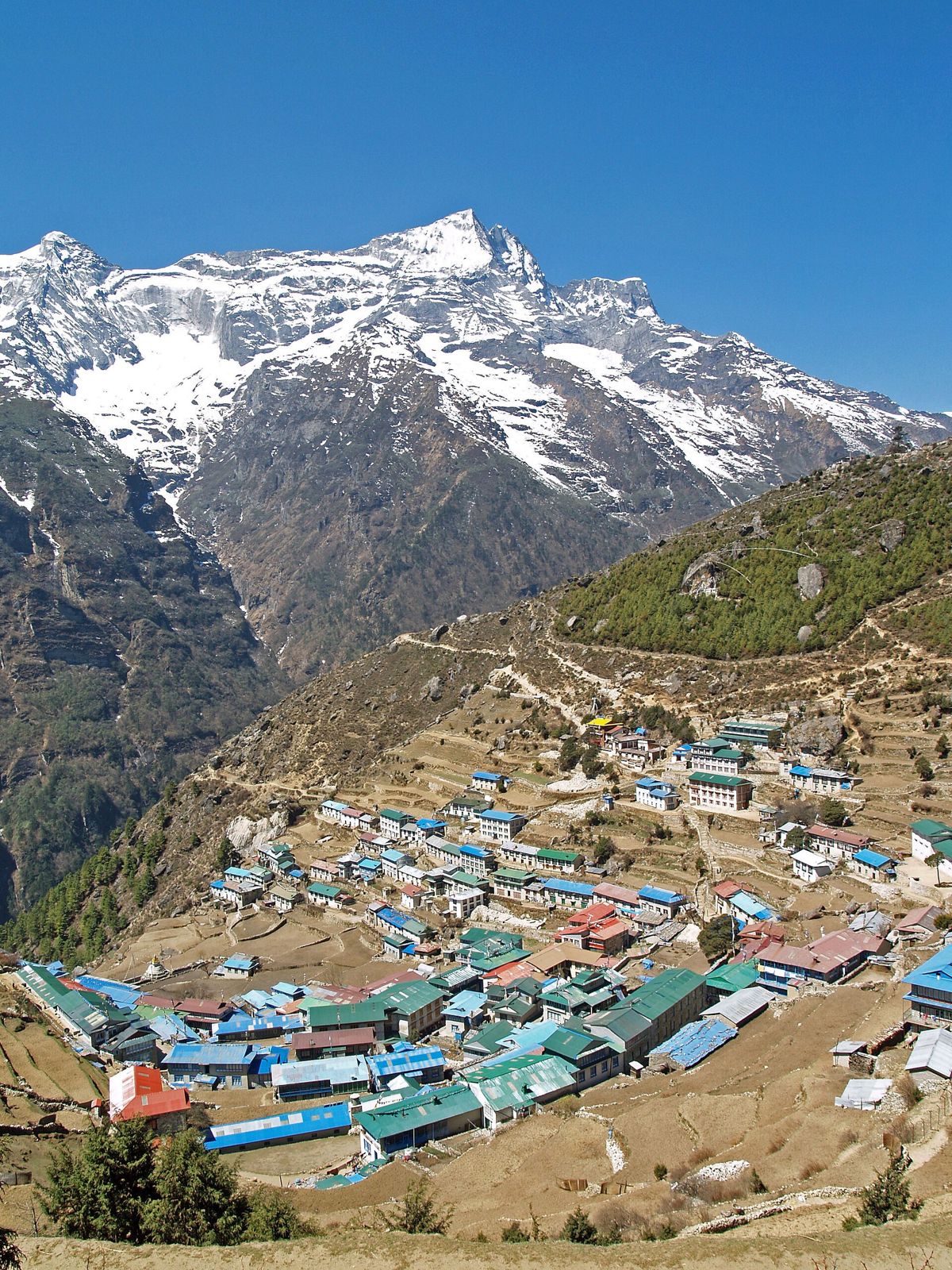 Thị trấn Namche Bazaar ở độ cao 3.440 m, điểm nghỉ thích nghi đầu tiên trên tuyến EBC