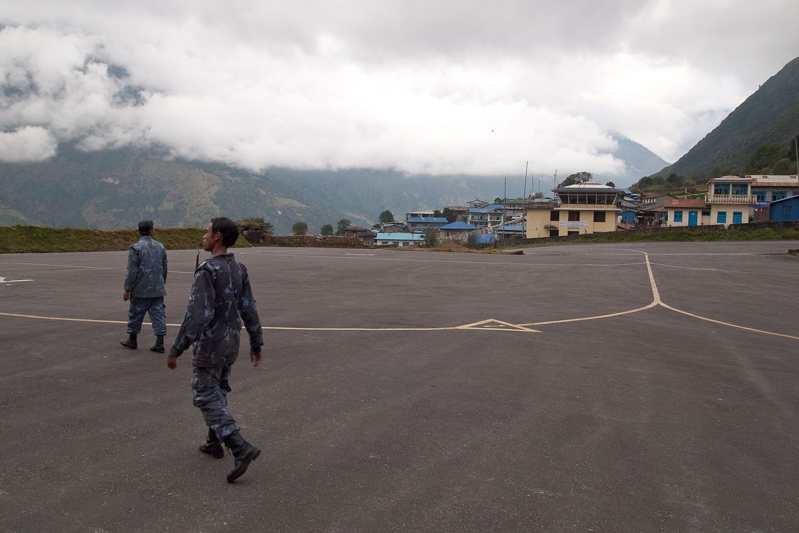 Sân bay Tenzing-Hillary ở Lukla, độ cao 2.846 m, vạch xuất phát tuyến Everest Base Camp