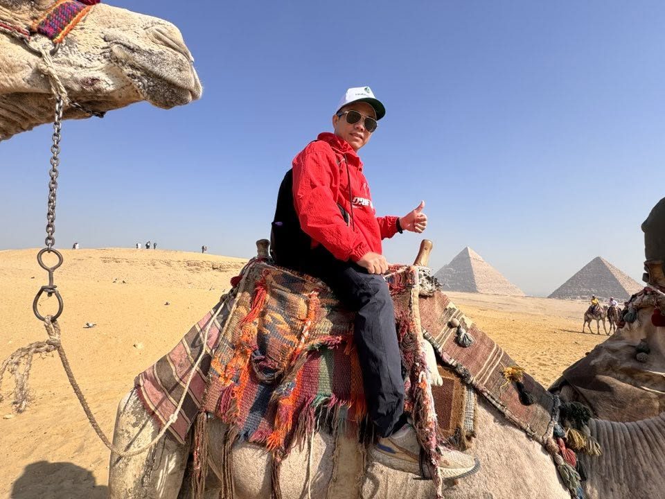Anh Mai Tiến Tần cưỡi lạc đà trước Kim tự tháp Giza, Ai Cập