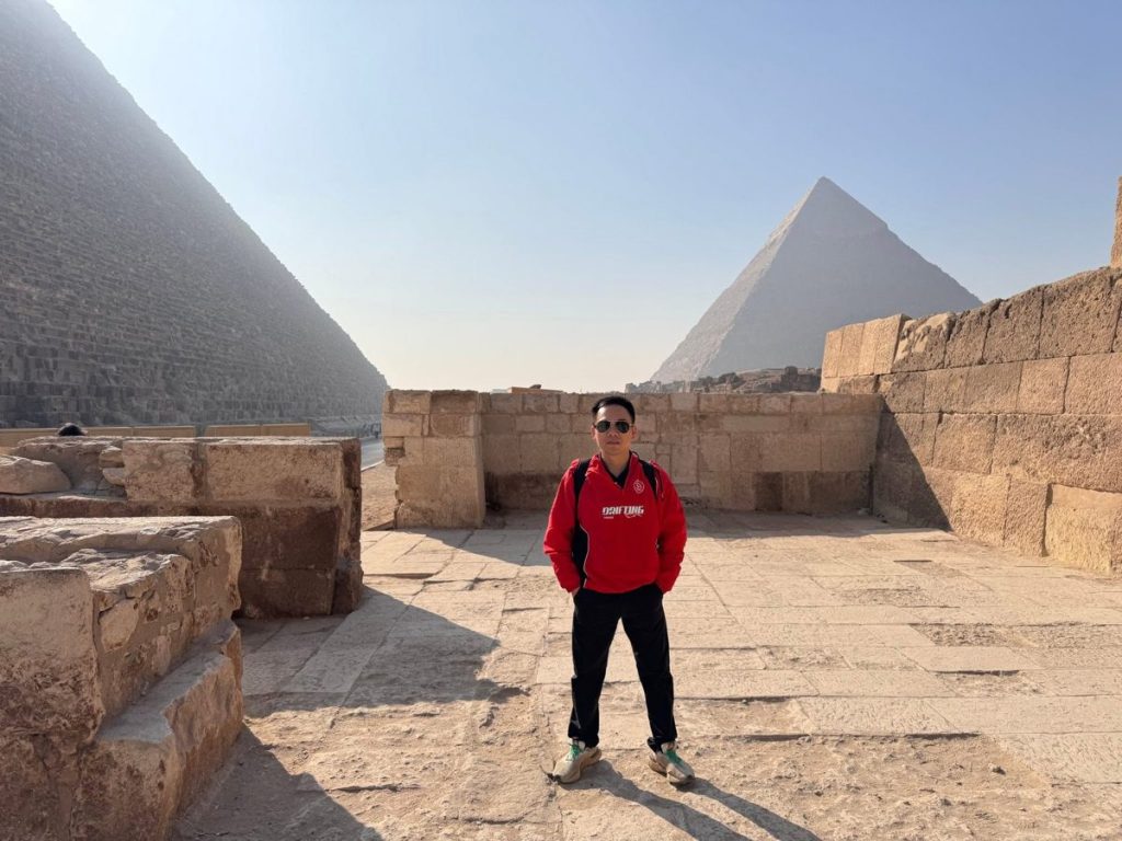 Anh Mai Tiến Tần tại Kim tự tháp Giza, Cairo, Ai Cập