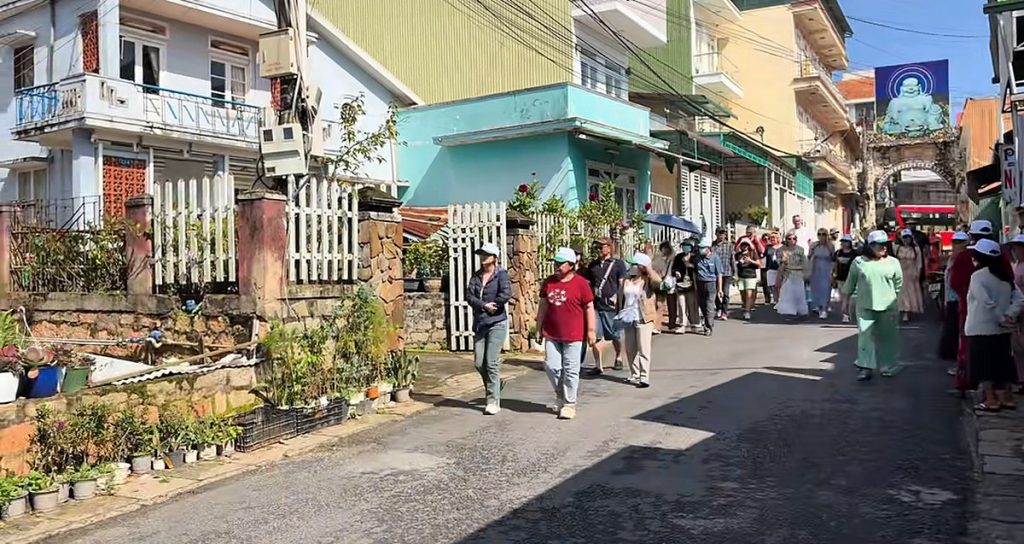 Khách tour Đà Lạt 3N3Đ dạo phố Đà Lạt