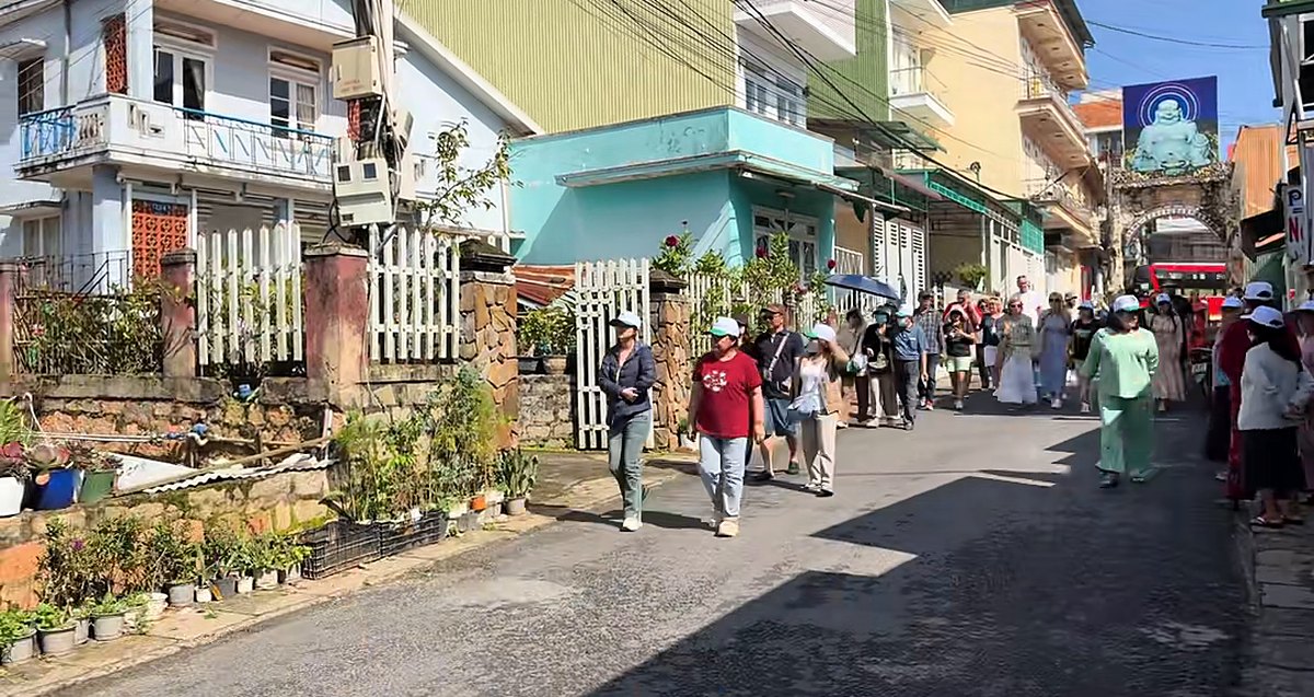 Khách tour Đà Lạt 3N3Đ dạo phố Đà Lạt