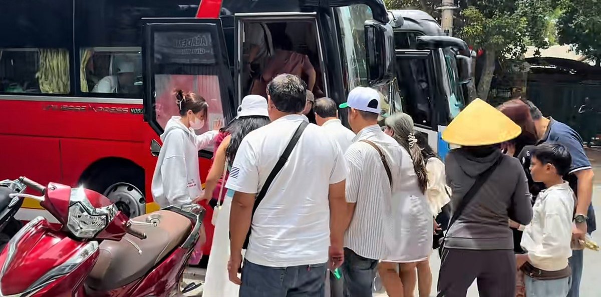 Khách lên xe tại TP.HCM đi tour Đà Lạt 3N3Đ