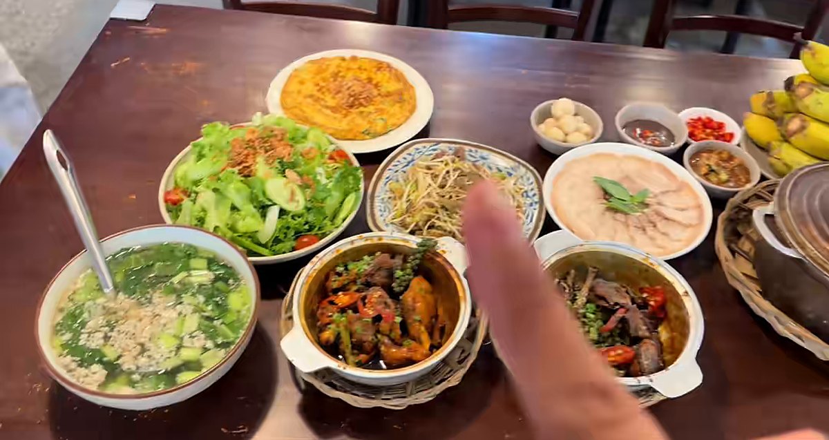 Mâm cơm bữa chính trong tour Đà Lạt 3N3Đ