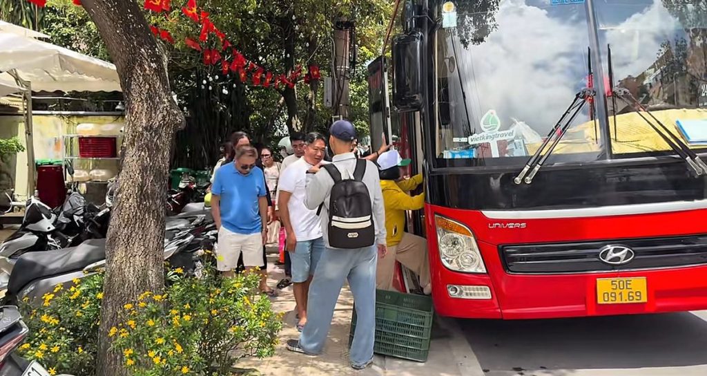 Xe đưa đoàn tour Đà Lạt 3N3Đ đi tham quan
