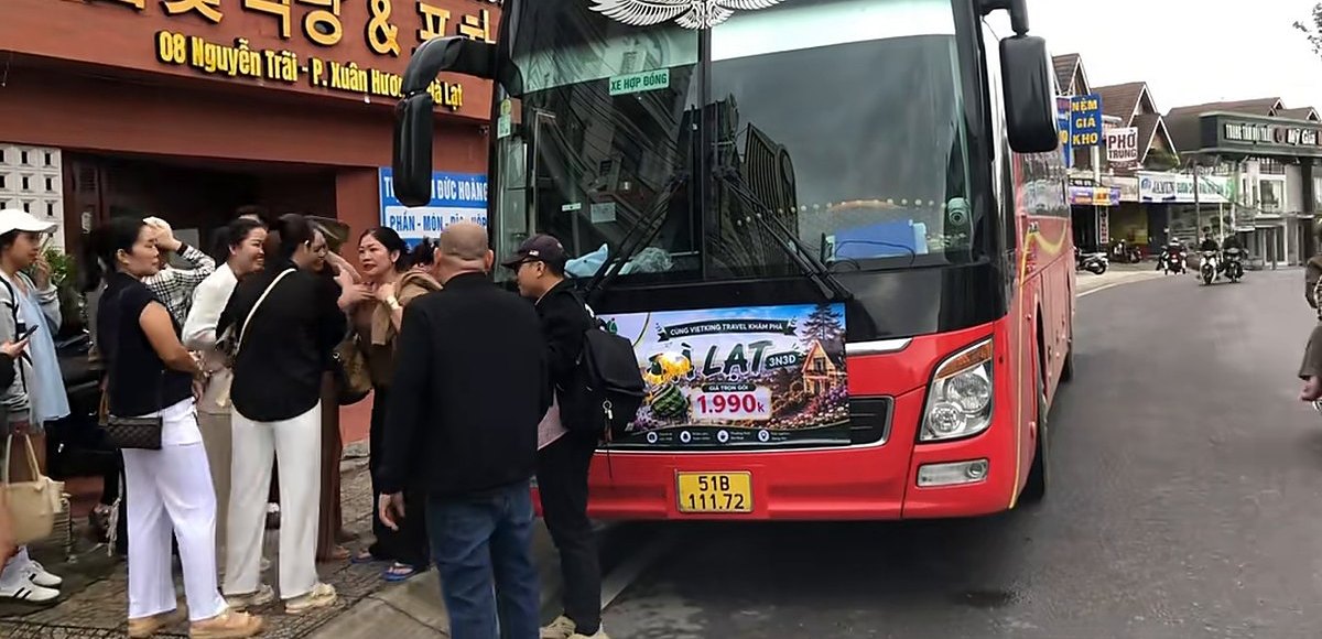 Xe của đoàn tour Đà Lạt dừng trước nhà hàng
