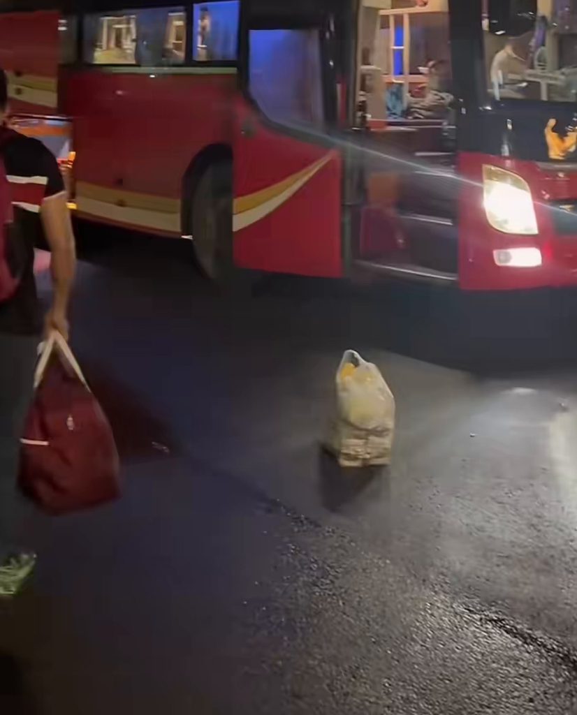 Đoàn chuẩn bị lên xe giường nằm buổi tối