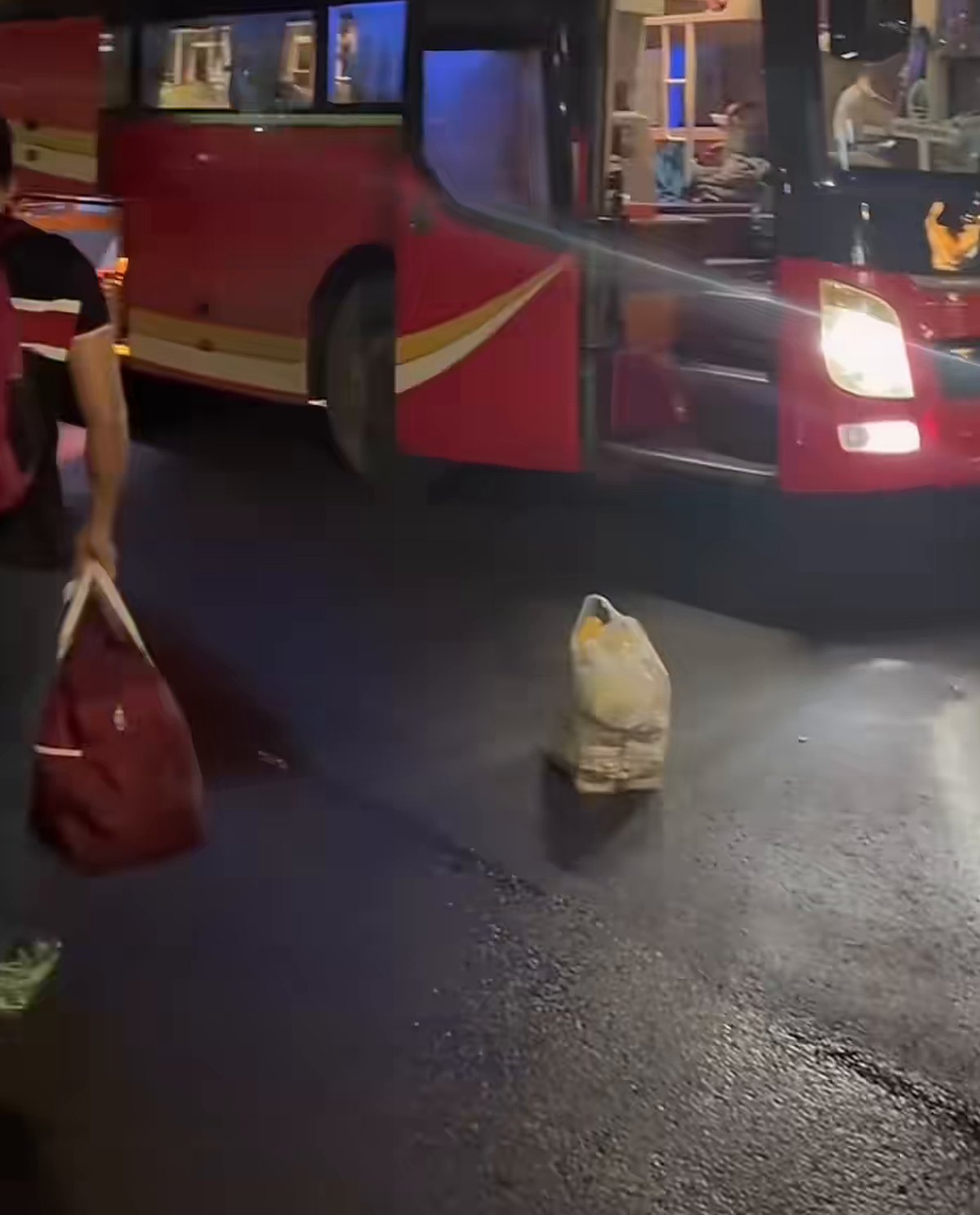 Đoàn chuẩn bị lên xe giường nằm buổi tối