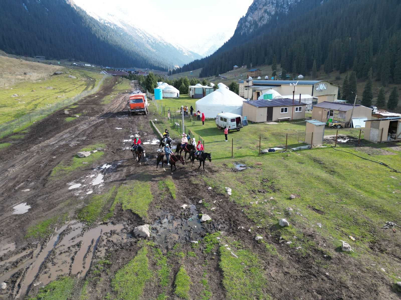Xe tải địa hình đưa khách lên thung lũng Altyn Arashan, Kyrgyzstan