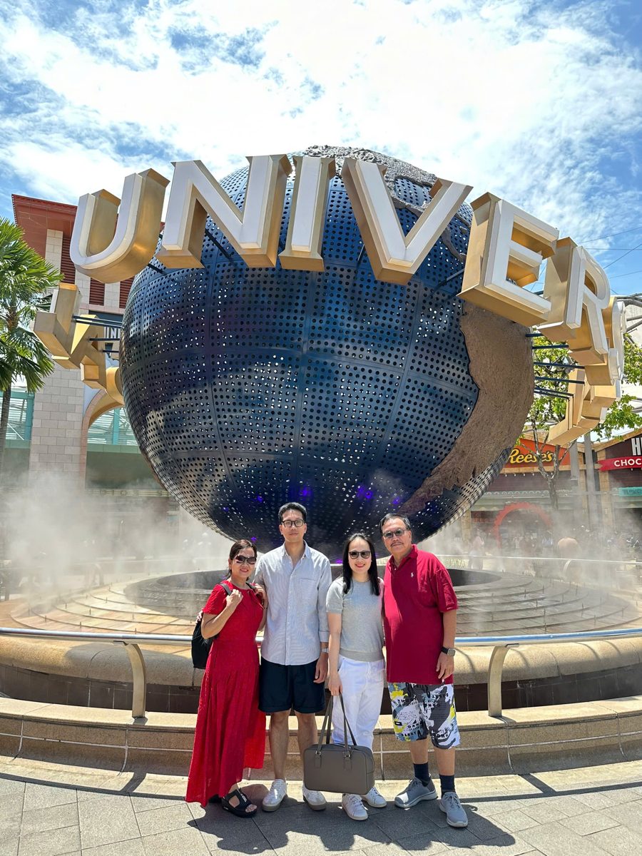 Khách Vietkingtravel trước quả cầu Universal Studios trên đảo Sentosa, Singapore