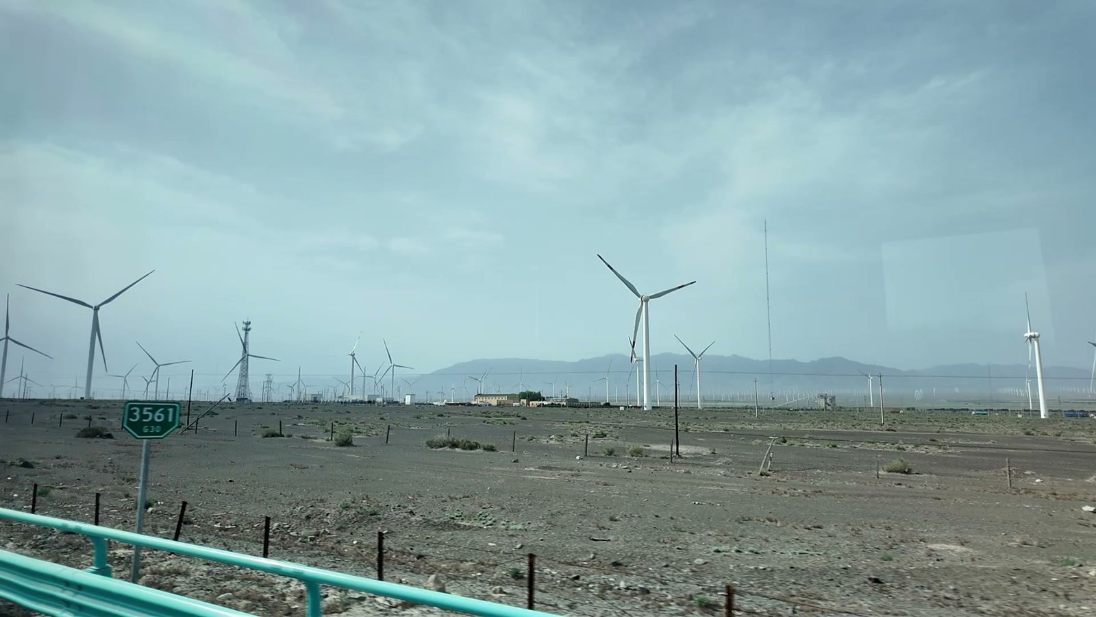 Cánh đồng điện gió trên đường từ Urumqi đi Turpan, tháng 5/2025