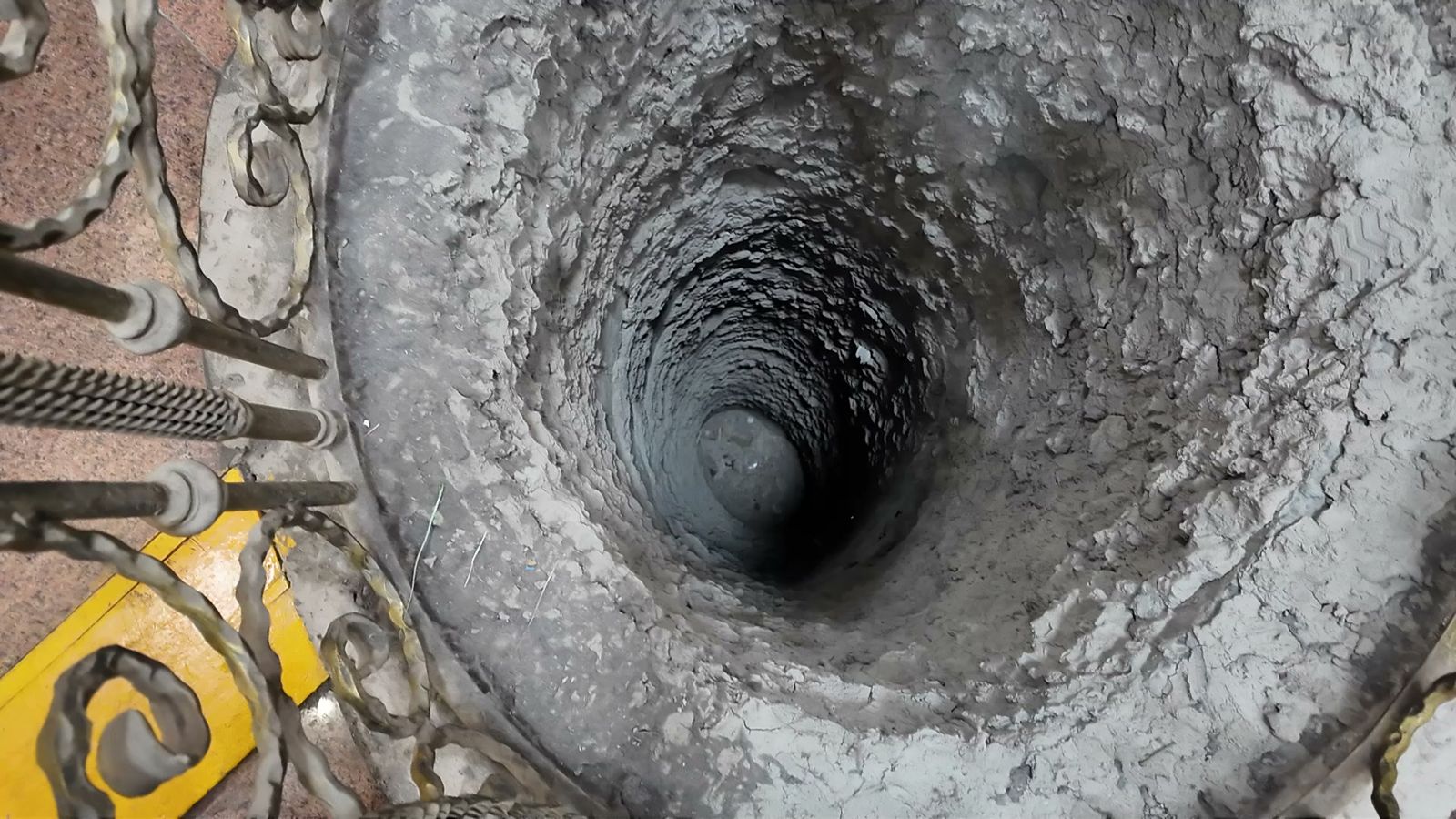 Một giếng đứng của hệ thống kênh ngầm Karez ở Turpan
