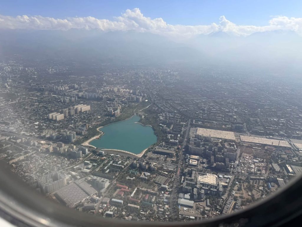 Thành phố Almaty nhìn từ máy bay trước khi hạ cánh